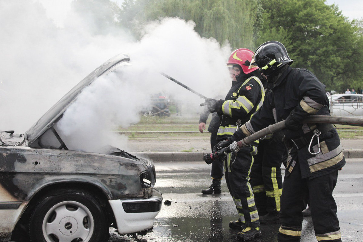 МЧС даёт советы по борьбе с автомобильным пожаром