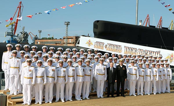 Владимир Путин принял участие в церемонии подъёма флага на атомном крейсере «Князь Пожарский»