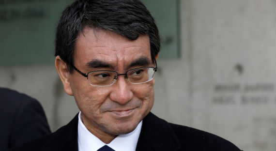 Японский министр издалека осмотрел Курилы