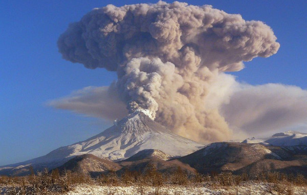 Вулкан Шивелуч (Камчатка) выбросил шестикилометровый столб пепла