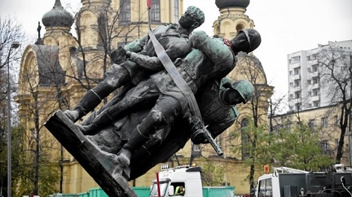 Польша приняла закон о сносе всех коммунистических памятников
