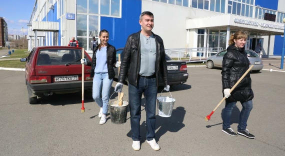 Саяногорские металлурги приняли участие в весеннем субботнике