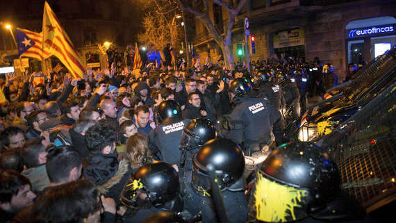 В Каталонии вспыхнули беспорядки: пострадали 50 человек