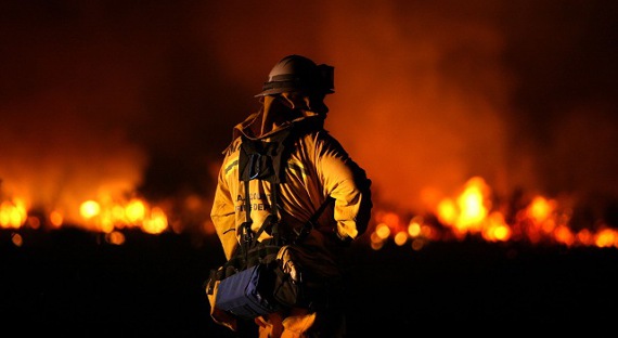В США бушуют пожары: сгорели сотни домов