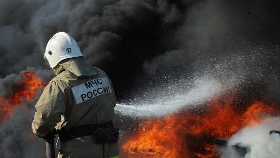 В Абакане пожарные спасли мужчину из горящего здания