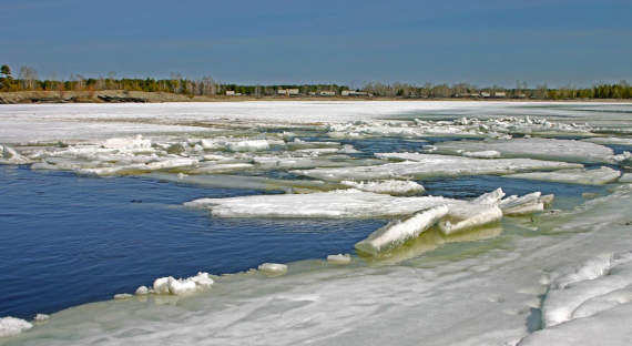 Выход на лед Абакана опасен из-за наледевых вод