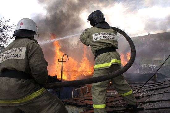 Пожар случился на дачном участке в Саяногорске