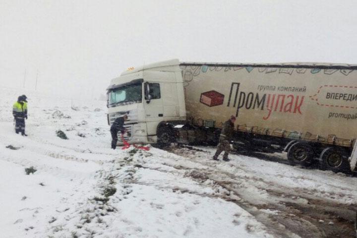 На трассе М-54 из-за мокрого снега занесло грузовик. Движение затруднено