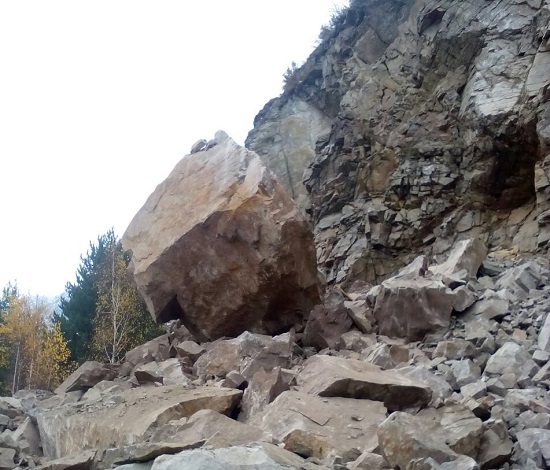 В Саяногорске из-за камнепада введен режим ЧС