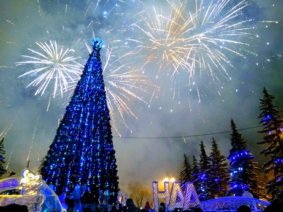Открытие главной елки Хакасии: сумасшедший фейерверк и Дед Мороз на лимузине