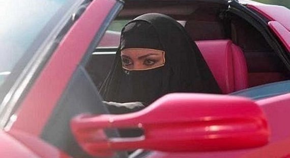 В Саудовской Аравии разрешили женщинам водить автомобиль