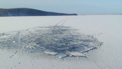 Сегодня утром в Хакасии под лед провалился автомобиль с двумя рыбаками