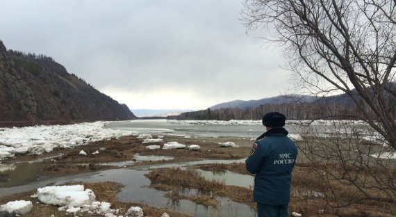 Началось: спасатели Хакасии рассказали о прохождении на реке Абакан ледохода