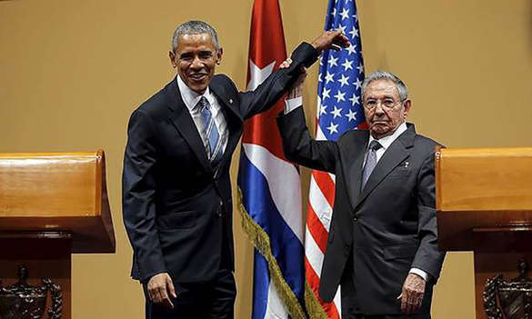 Никаких обнимашек: Рауль Кастро не дал Обаме обнять его (ВИДЕО)