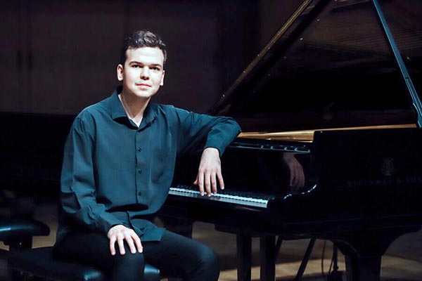 Пианист-виртуоз Тимофей Владимиров выступит с оркестром Хакасской филармонии