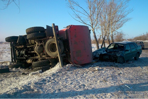 В Хакасии пьяный водитель врезался в мусоровоз (ФОТО)