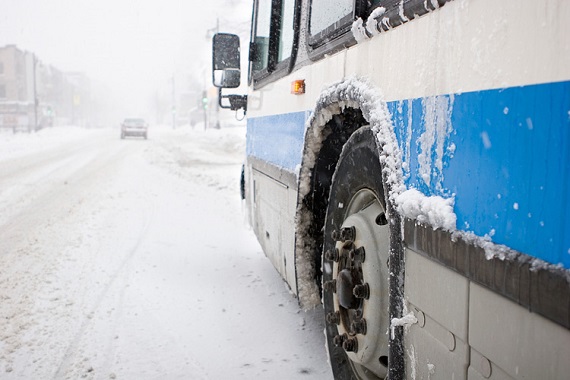 В Хакасии сильный снегопад парализовал пассажирские рейсы по двум направлениям