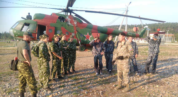 В Иркутской области военные восстанавливают дороги и раздают хлеб