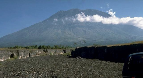 Тысячи туристов застряли на острове с извергающимся вулканом