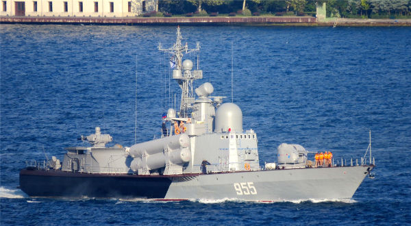 Российский ракетный катер отогнал от буровой платформы турецкое судно
