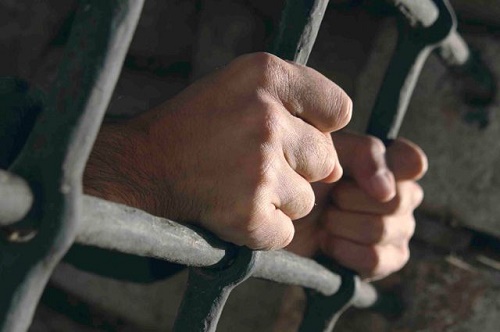 Вор-рецидивист из Черногорска проведет два года в тюрьме за кражу колеса и куртки
