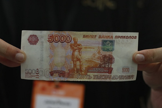 В Хакасии веселый сельчанин заплатил за бензин купюрой «Банка приколов»