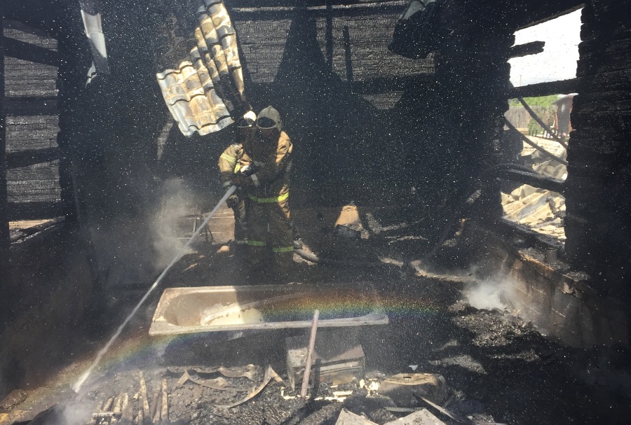 Два дома в Хакасии выгорели из-за нарушений правил безопасности