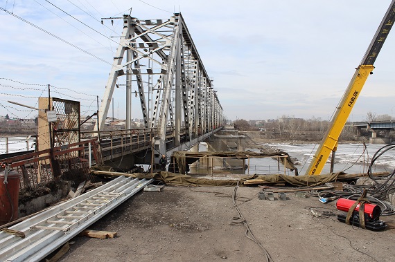 В Абакане часть моста разобрали на неделю раньше