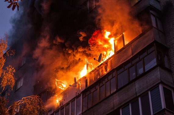 В Абакане неизвестные устроили пожар на балконе 9-го этажа