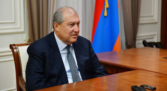 Президент Армении повторно отказался увольнять главу генштаба