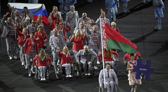 МПК опознал белоруса, несшего российский флаг
