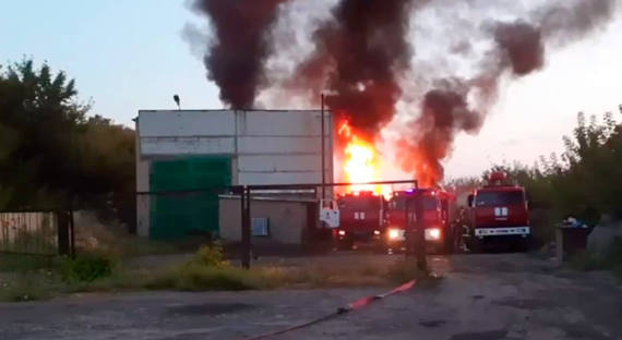 Обстрел ВСУ привел к пожару на нефтебазе в Донецке