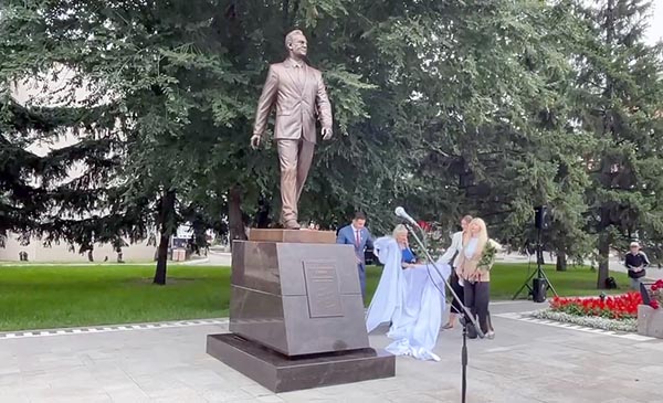 В Абакане открыли памятник Николаю Булакину