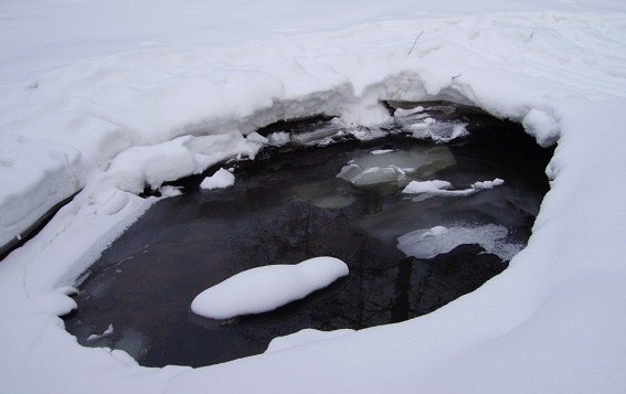 В Абакане мужчина утонул, провалившись под лед