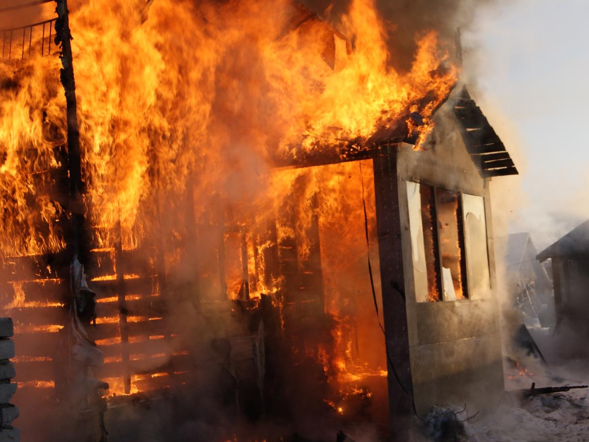 Следователи выясняют, из-за чего в хакасском селе загорелся дом и погибли люди