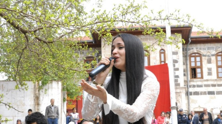 Турецкая певица ранена за участие в телешоу