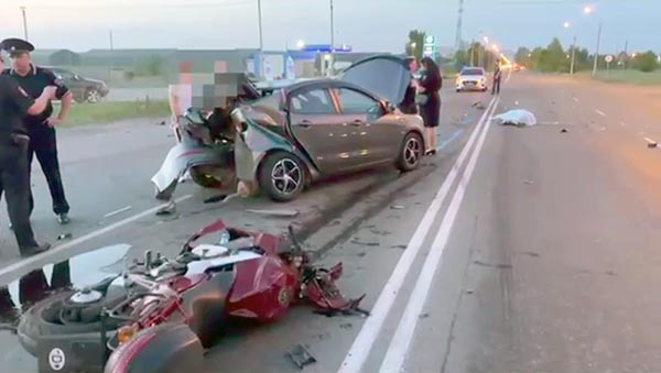 В Абакане мотоциклист протаранил иномарку, два человека погибли