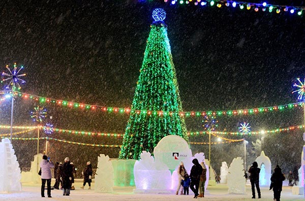 Главную городскую ёлку открыли в Саяногорске