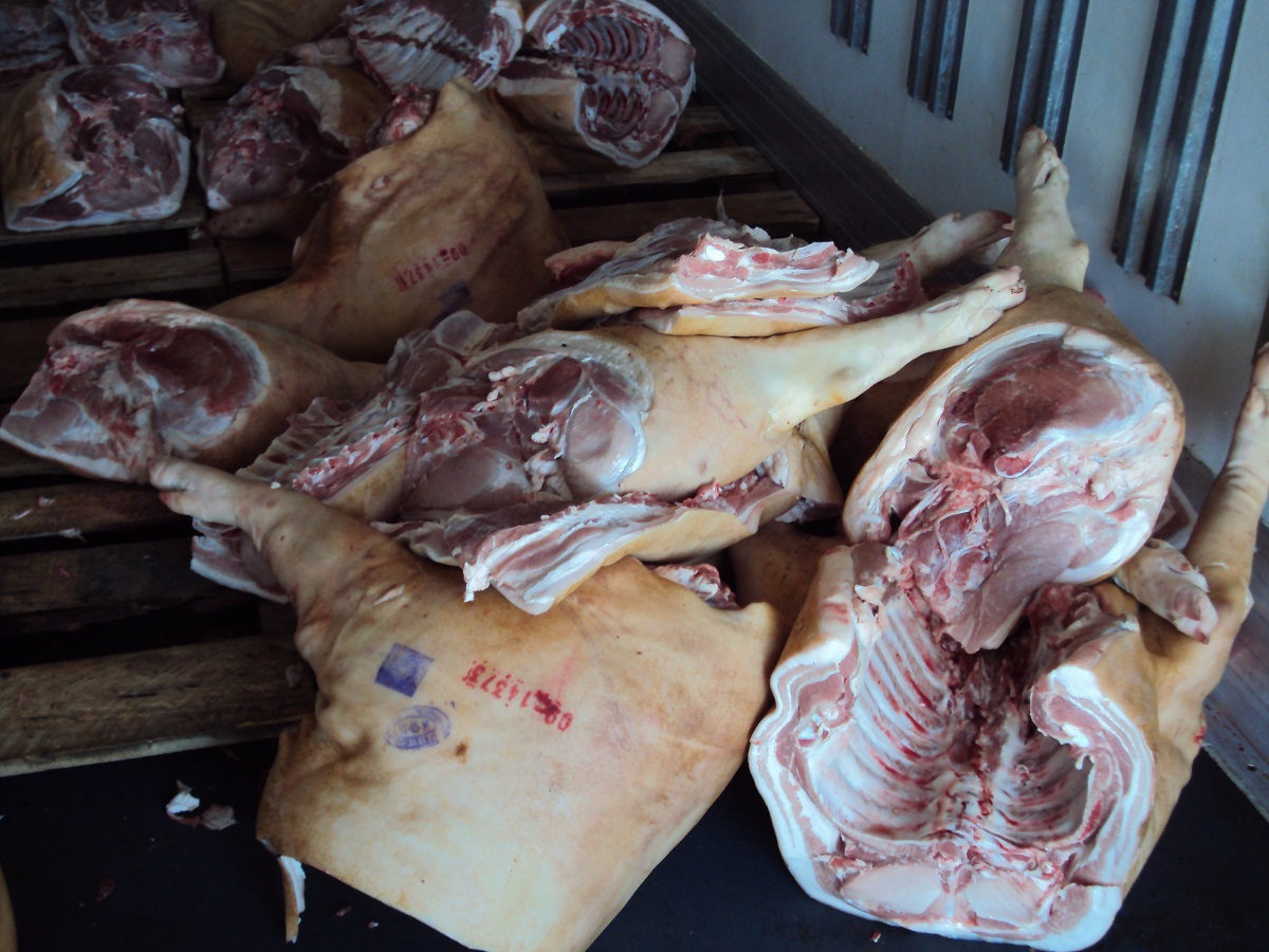 В Хакасию привезли 300 килограммов неправильной свинины