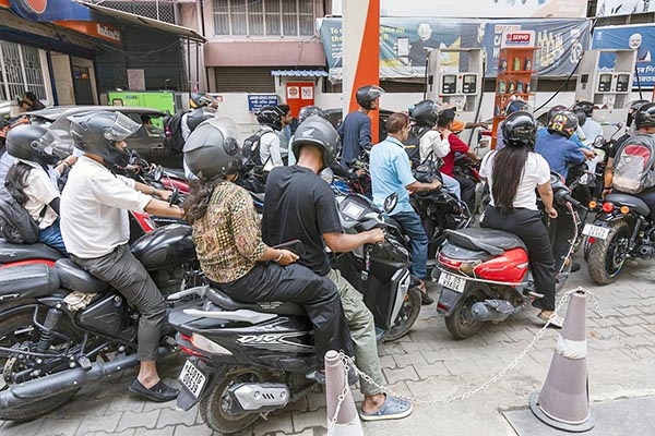 Из-за кризиса в Персидском заливе в Индии замечен дефицит топлива на заправках