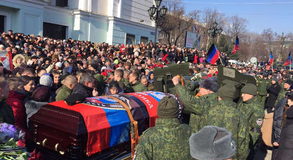 Захарченко проводили в последний путь более 30 тысяч человек