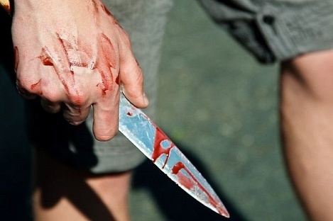 В Черногорске мужчина с ножом напал на собутыльника