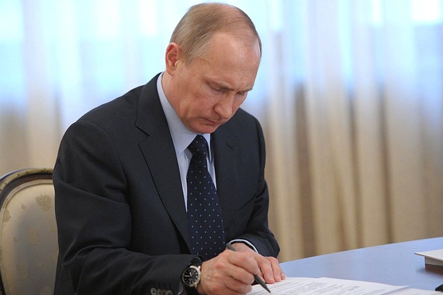 Путин утвердил повышение акцизов на бензин