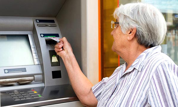 В Саяногорске сотрудница банка спасла пенсионерку от мошенников