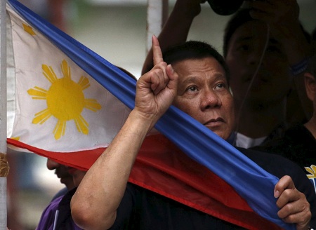 Президент Филиппин пригрозил ввести в стране военное положение