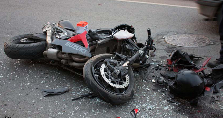 В Таштыпе мотоциклист, обгоняя машину, врезался в нее