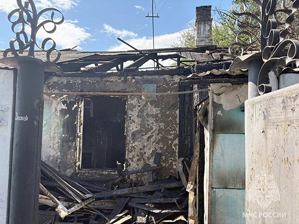 В Черногорске из-за вредной привычки хозяина сгорел дом