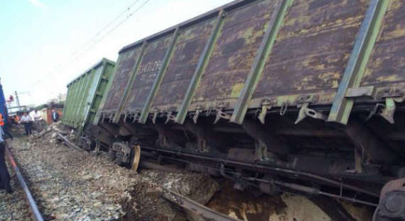 На Сахалине сошли с рельсов четыре вагона военного поезда со снарядами