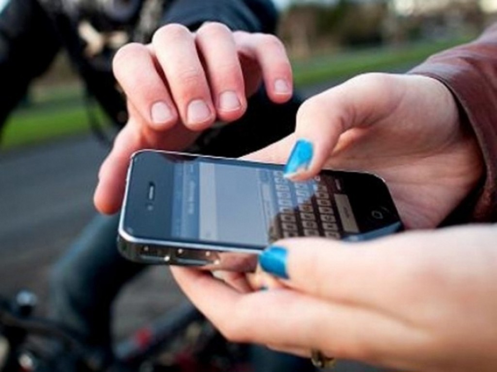 В Черногорске у 12-летнего подростка отняли мобильник