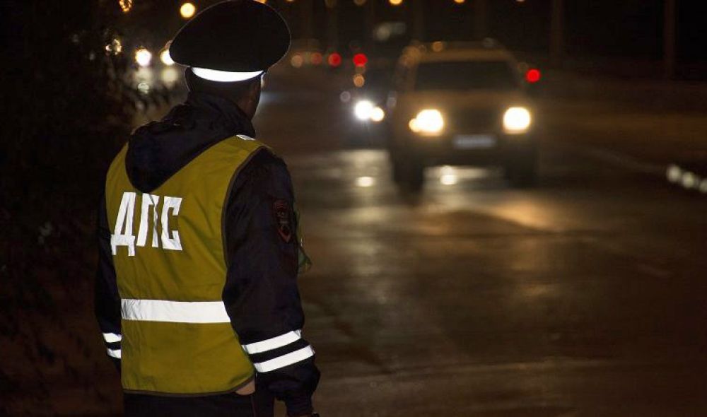В Хакасии наряд ГИБДД спас от холода пассажиров с детьми